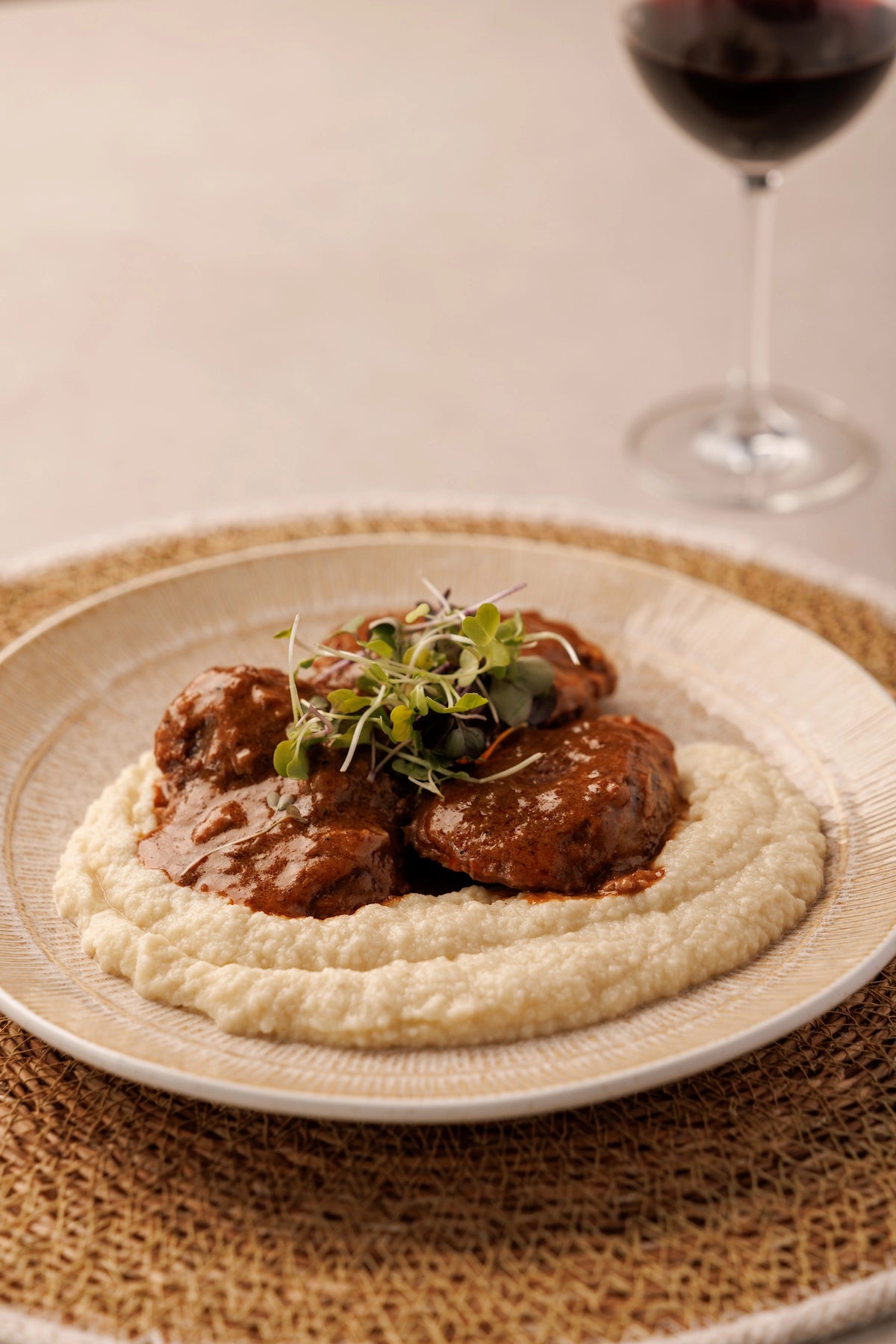 Carrilleras de Cerdo al Curry Rojo acompañado de Puré de Chirivía - SAGÓ