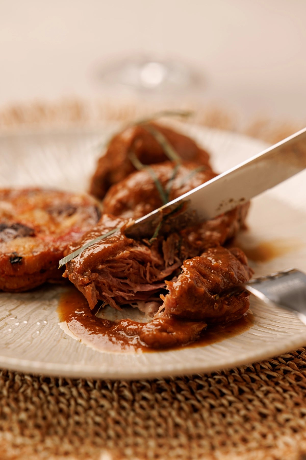 Carrilleras de Cerdo al PX acompañado de Tatín Mediterráneo de Verduras - SAGÓ