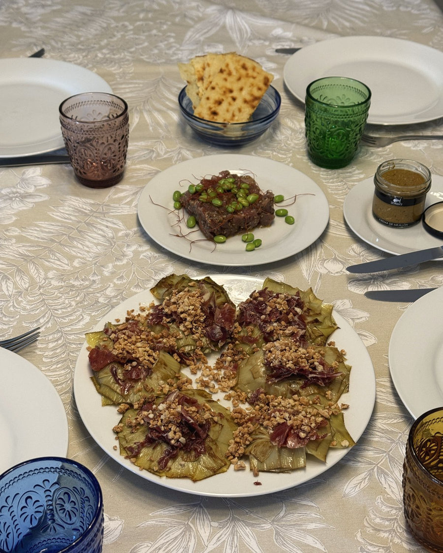 Mesa de clientes de Sagó con entrantes y vasos de colores