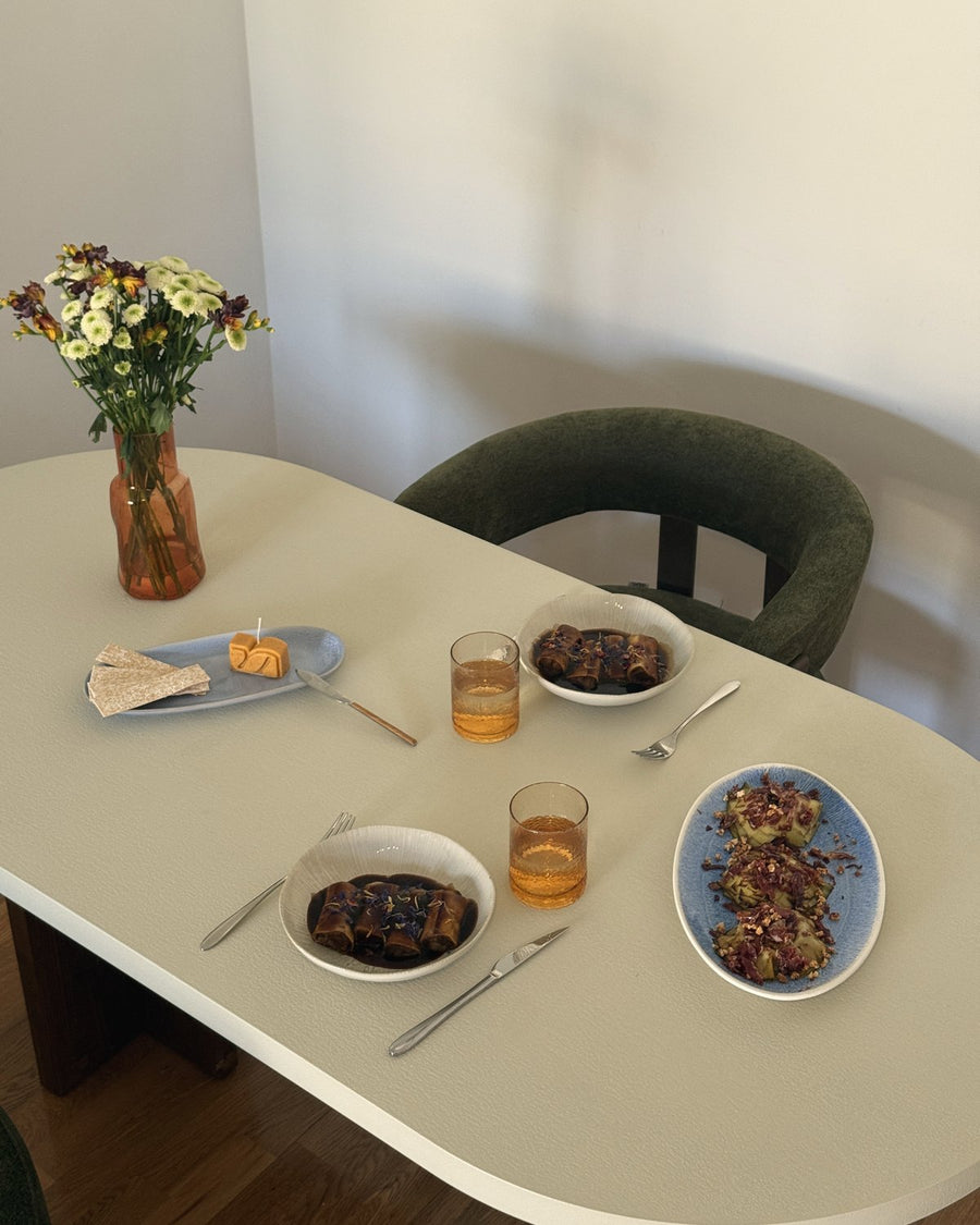 Mesa para dos con platos de Sagó