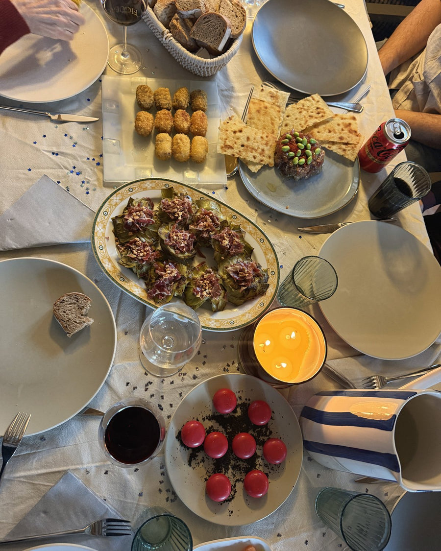 Mesa de celebración con platos de Sagó vista desde arriba