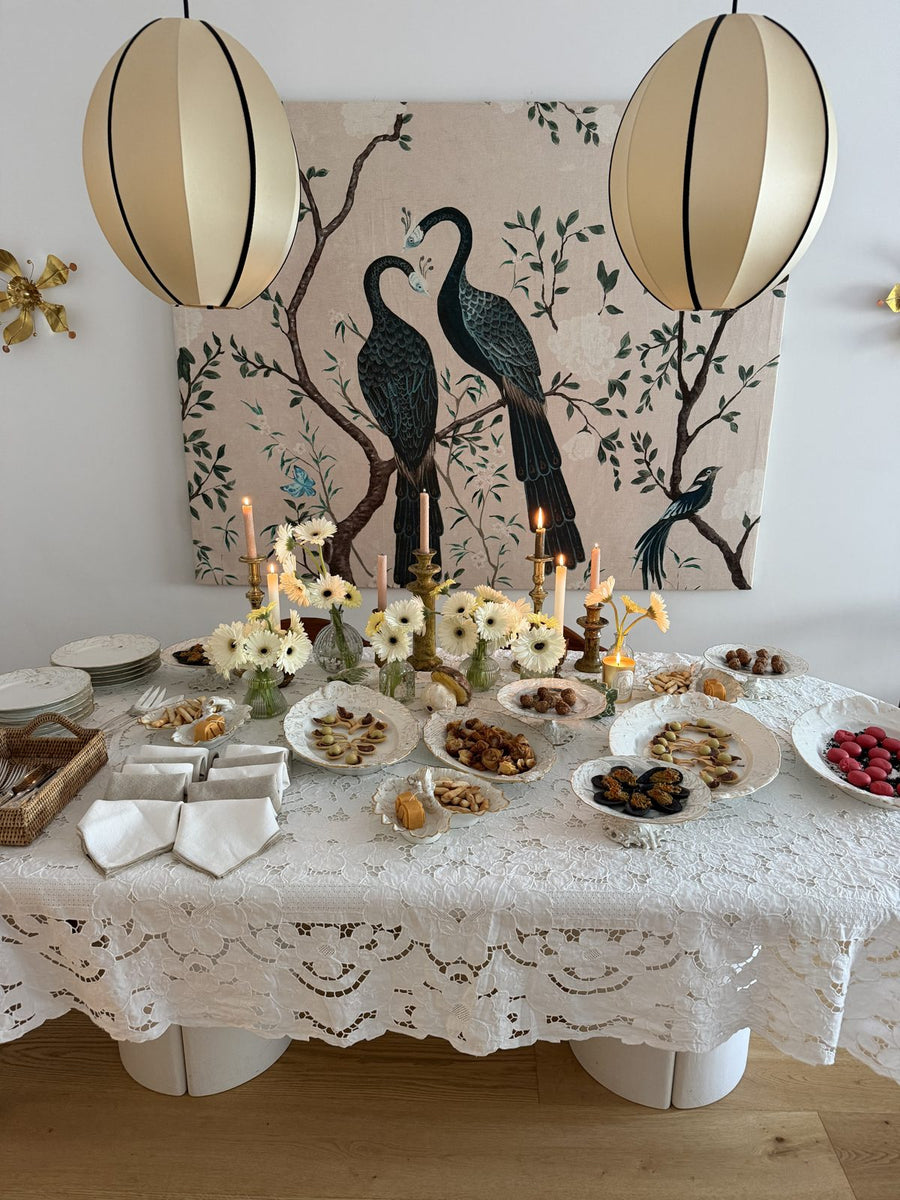 Mesa puesta en casa con platos de SAGÓ