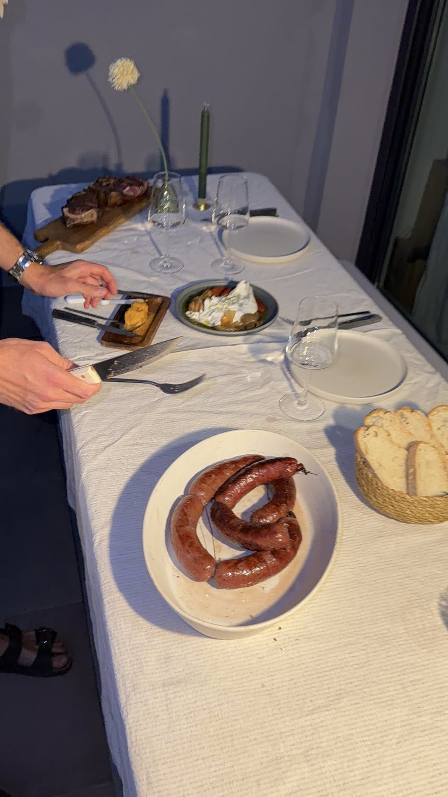 Mesa en la terraza con chorizo a la brasa, pan y copas