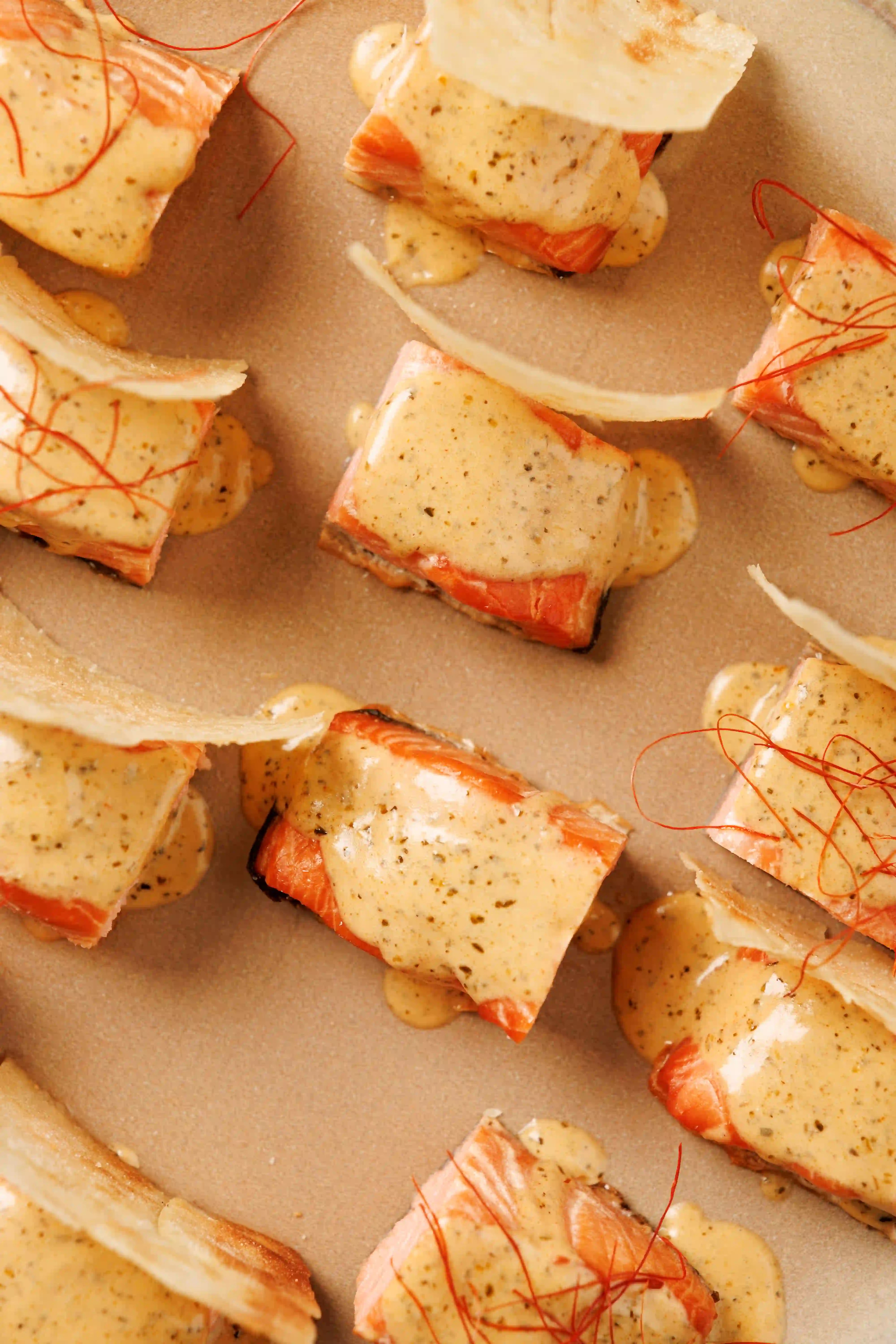 Lomos de Salmón Ahumado en Caliente con Salsa Mantequilla Café de París, Hilos de Chili y Pan Carasatu (aprox. 6 pers.)