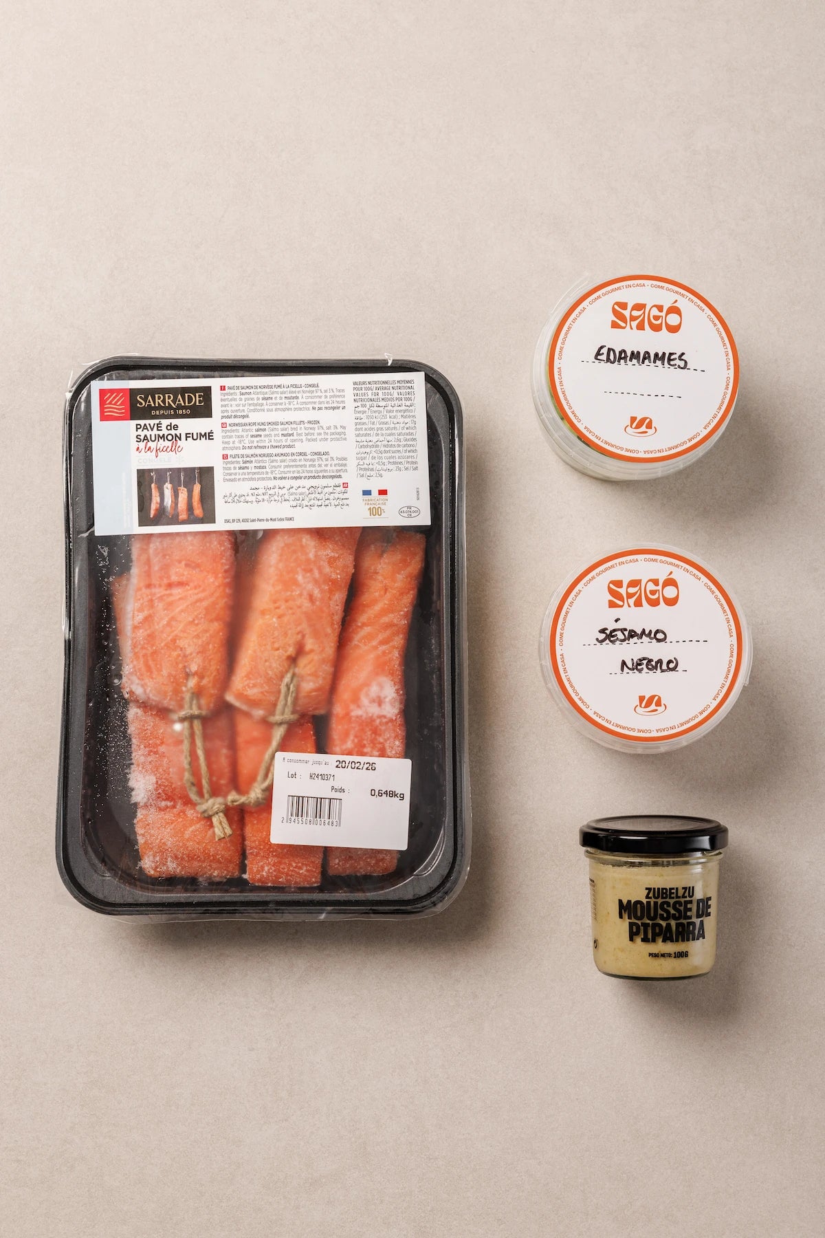 Lomos de Salmón Noruego Ahumado Natural con Cordel en Frío acompañado de Edamames, Sésamo Negro y Mousse de Piparra (aprox. 6 pers.) - SAGÓ