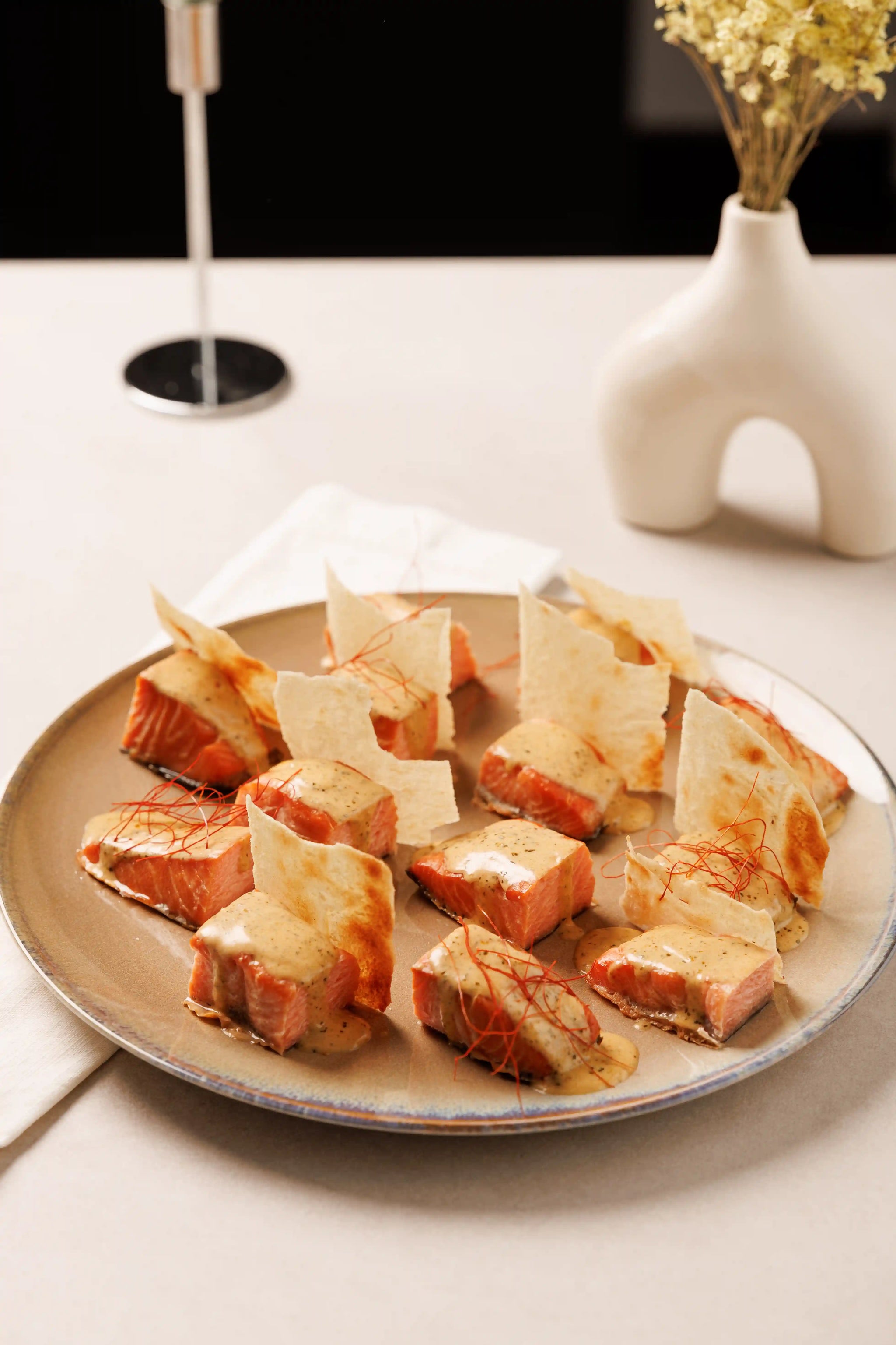 Lomos de Salmón Ahumado en Caliente con Salsa Mantequilla Café de París, Hilos de Chili y Pan Carasatu (aprox. 6 pers.)