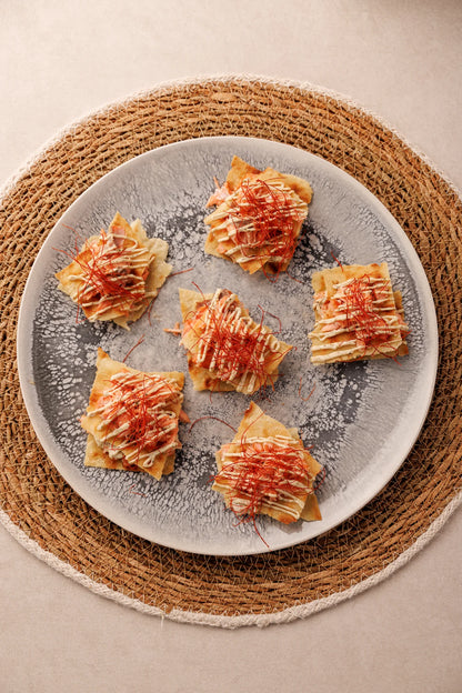 Lomos de Salmón Ahumado en Caliente con Salsa Bearnesa, Hilos de Chili y Pan Carasatu (aprox. 6 pers.) - SAGÓ