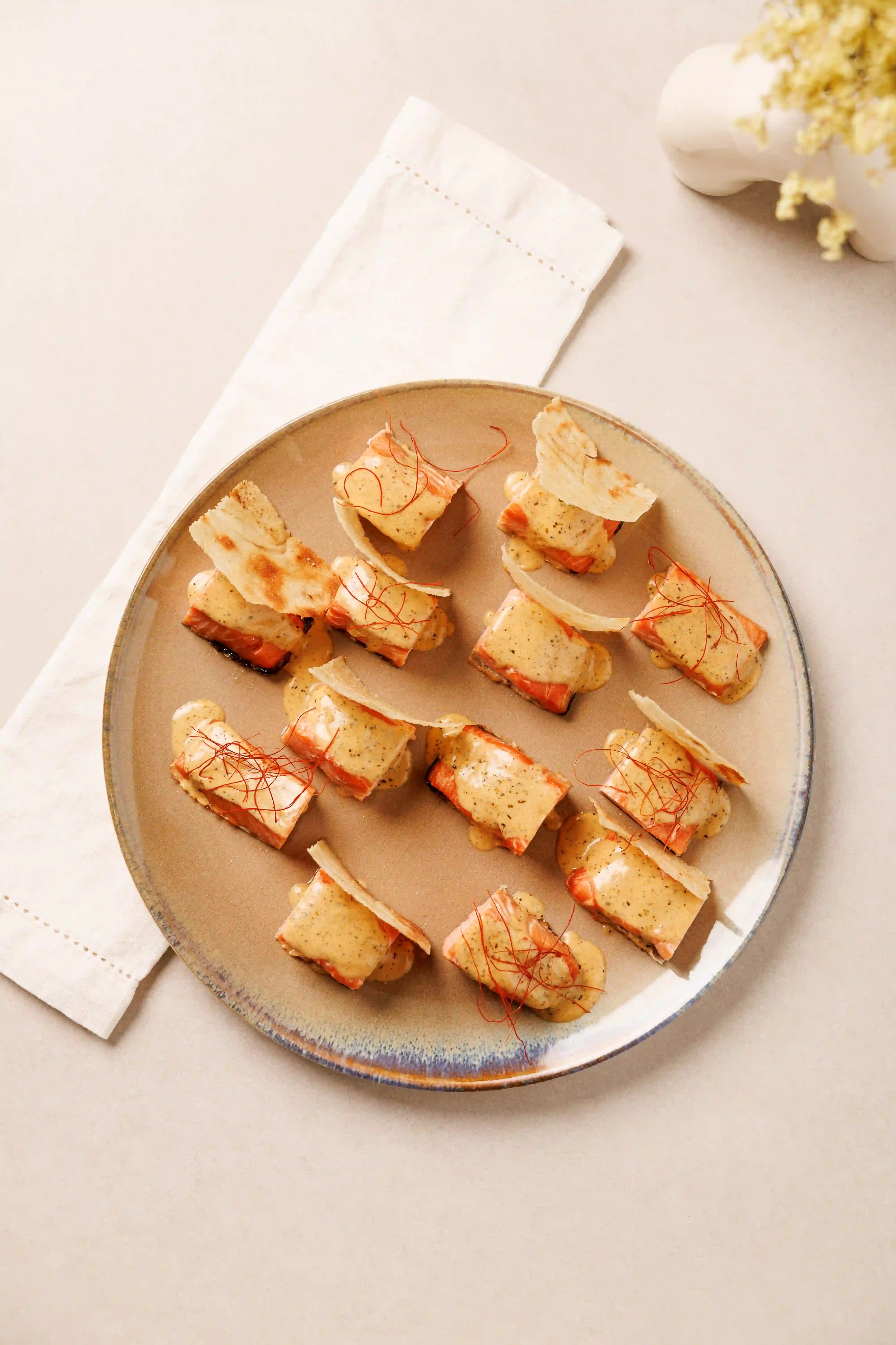 Lomos de Salmón Ahumado en Caliente con Salsa Mantequilla Café de París, Hilos de Chili y Pan Carasatu (aprox. 6 pers.)