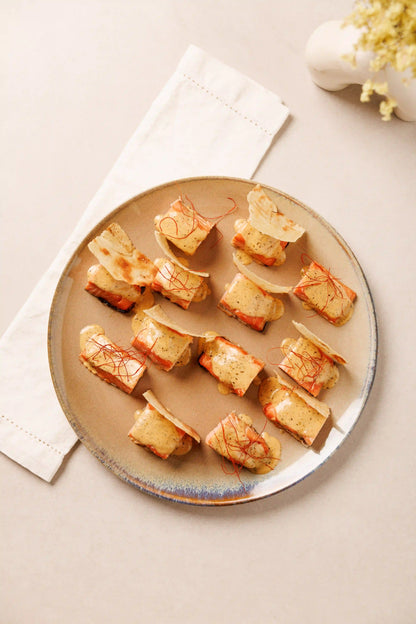 Lomos de Salmón Ahumado en Caliente con Salsa Mantequilla Café de París, Hilos de Chili y Pan Carasatu (aprox. 6 pers.)