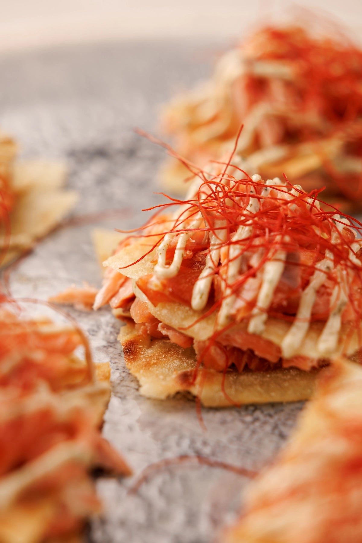 Lomos de Salmón Ahumado en Caliente con Salsa Bearnesa, Hilos de Chili y Pan Carasatu (aprox. 6 pers.) - SAGÓ