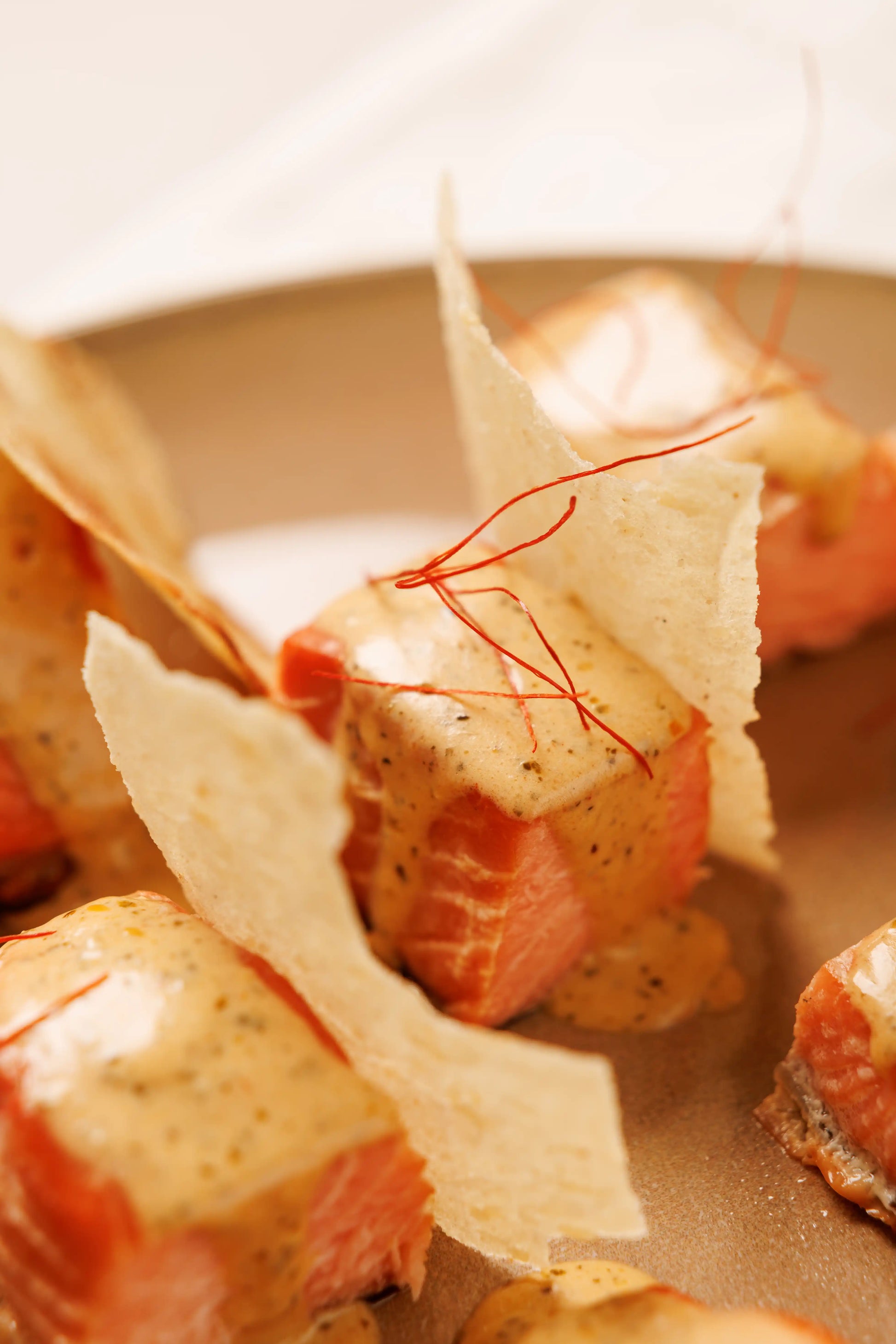 Lomos de Salmón Ahumado en Caliente con Salsa Mantequilla Café de París, Hilos de Chili y Pan Carasatu (aprox. 6 pers.)