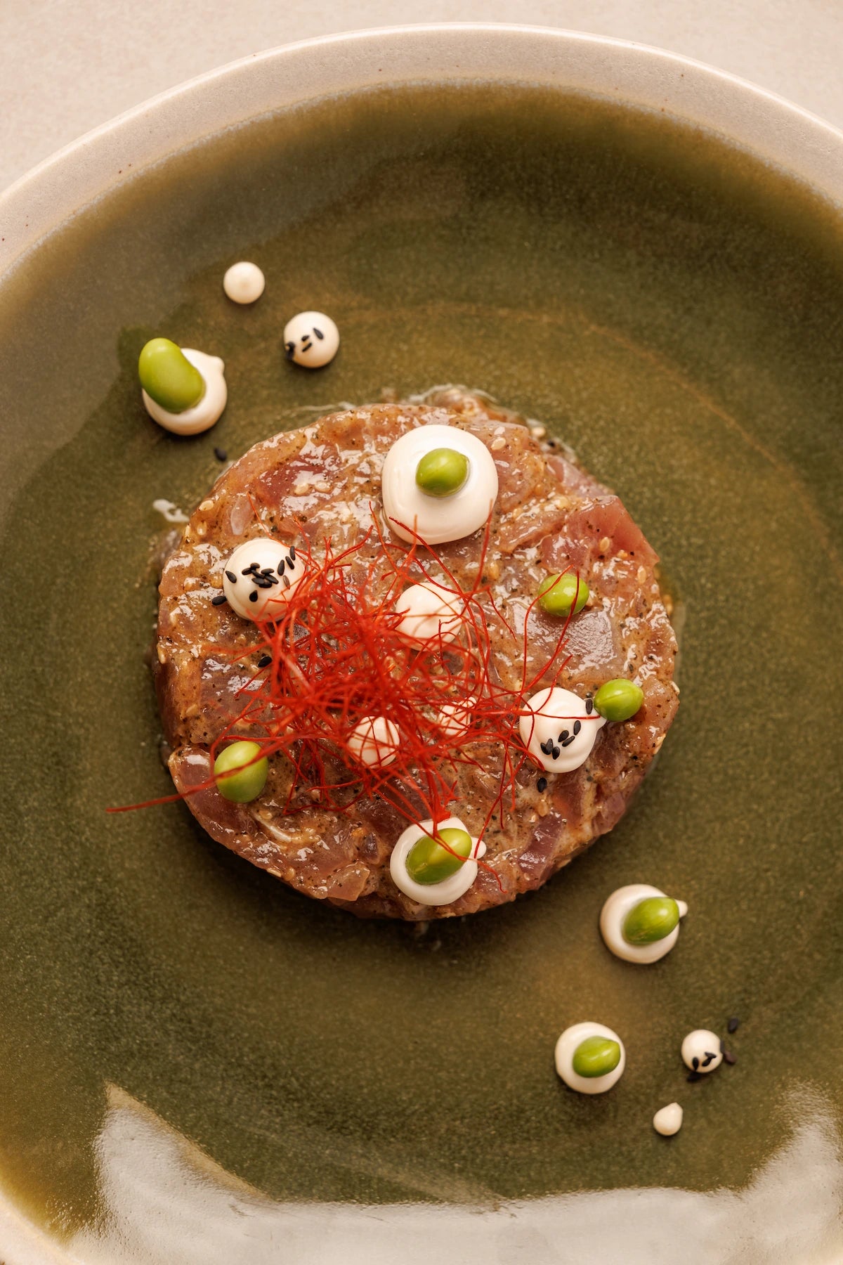 Tartar de Atún con Edamames, Hilos de Chili, toques de Salsa Mayo-Yuzu y Láminas Crujientes de Pan Carasatu ( 2 uds x 100 g) - SAGÓ