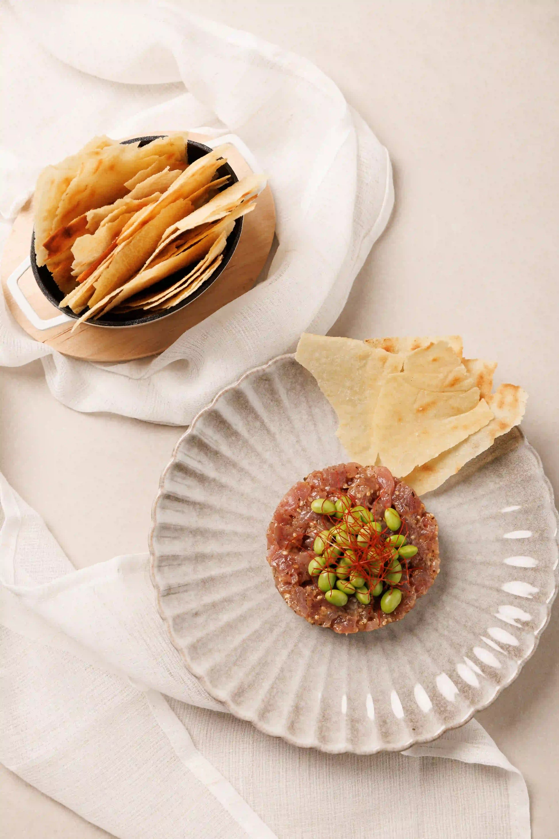 Tartar de Atún con Edamames, Hilos de Chili y Láminas Crujientes de Pan Carasatu ( 2 uds x 100 g) - SAGÓ