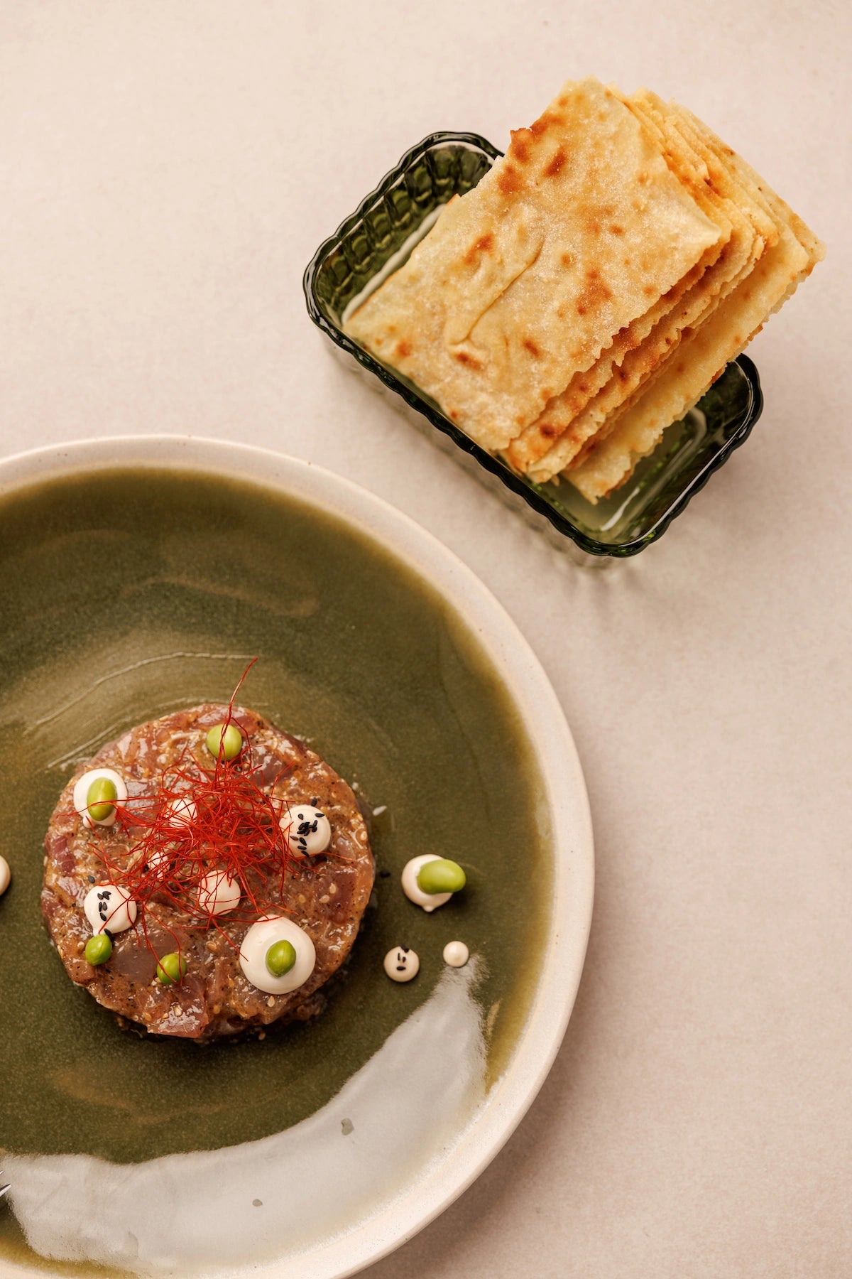 Tartar de Atún con Edamames, Hilos de Chili, toques de Salsa Mayo-Yuzu y Láminas Crujientes de Pan Carasatu ( 2 uds x 100 g) - SAGÓ