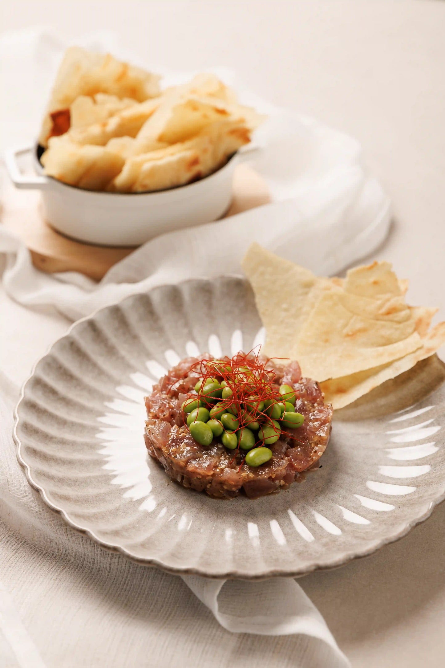 Tartar de Atún con Edamames, Hilos de Chili y Láminas Crujientes de Pan Carasatu ( 2 uds x 100 g) - SAGÓ