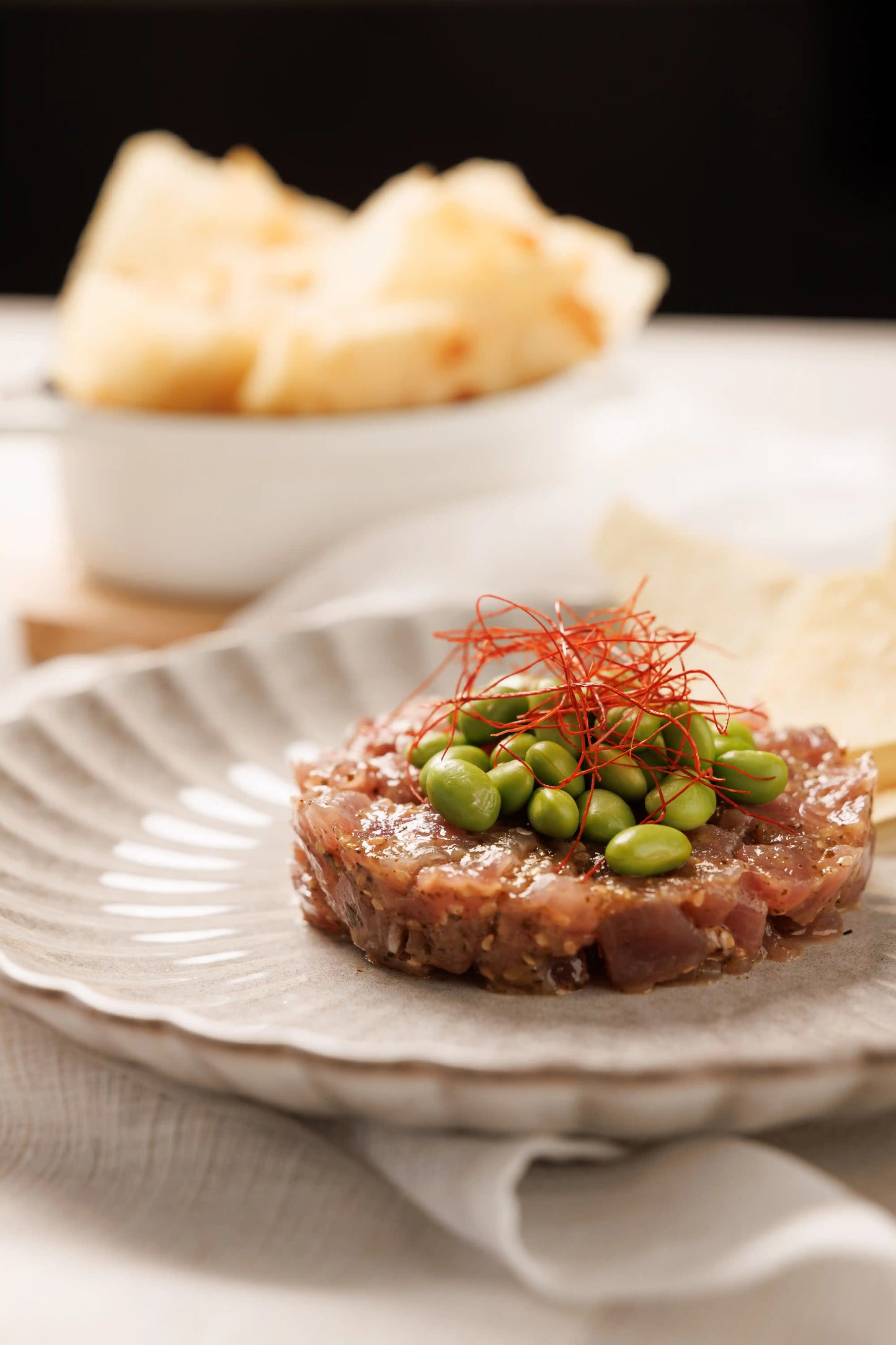 Tartar de Atún con Edamames, Hilos de Chili y Láminas Crujientes de Pan Carasatu ( 2 uds x 100 g) - SAGÓ