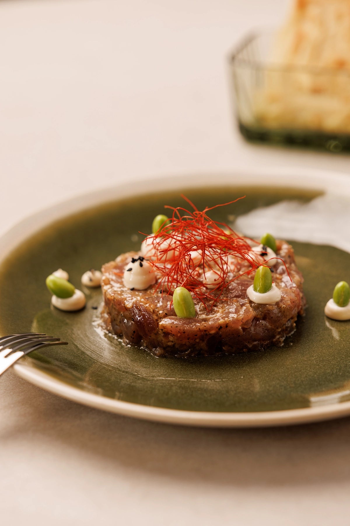Tartar de Atún con Edamames, Hilos de Chili, toques de Salsa Mayo-Yuzu y Láminas Crujientes de Pan Carasatu ( 2 uds x 100 g) - SAGÓ