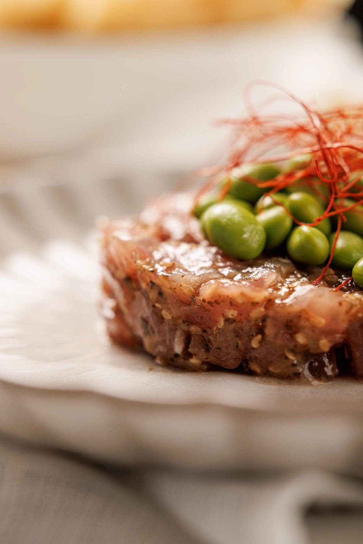 Tartar de Atún con Edamames, Hilos de Chili y Láminas Crujientes de Pan Carasatu ( 2 uds x 100 g) - SAGÓ